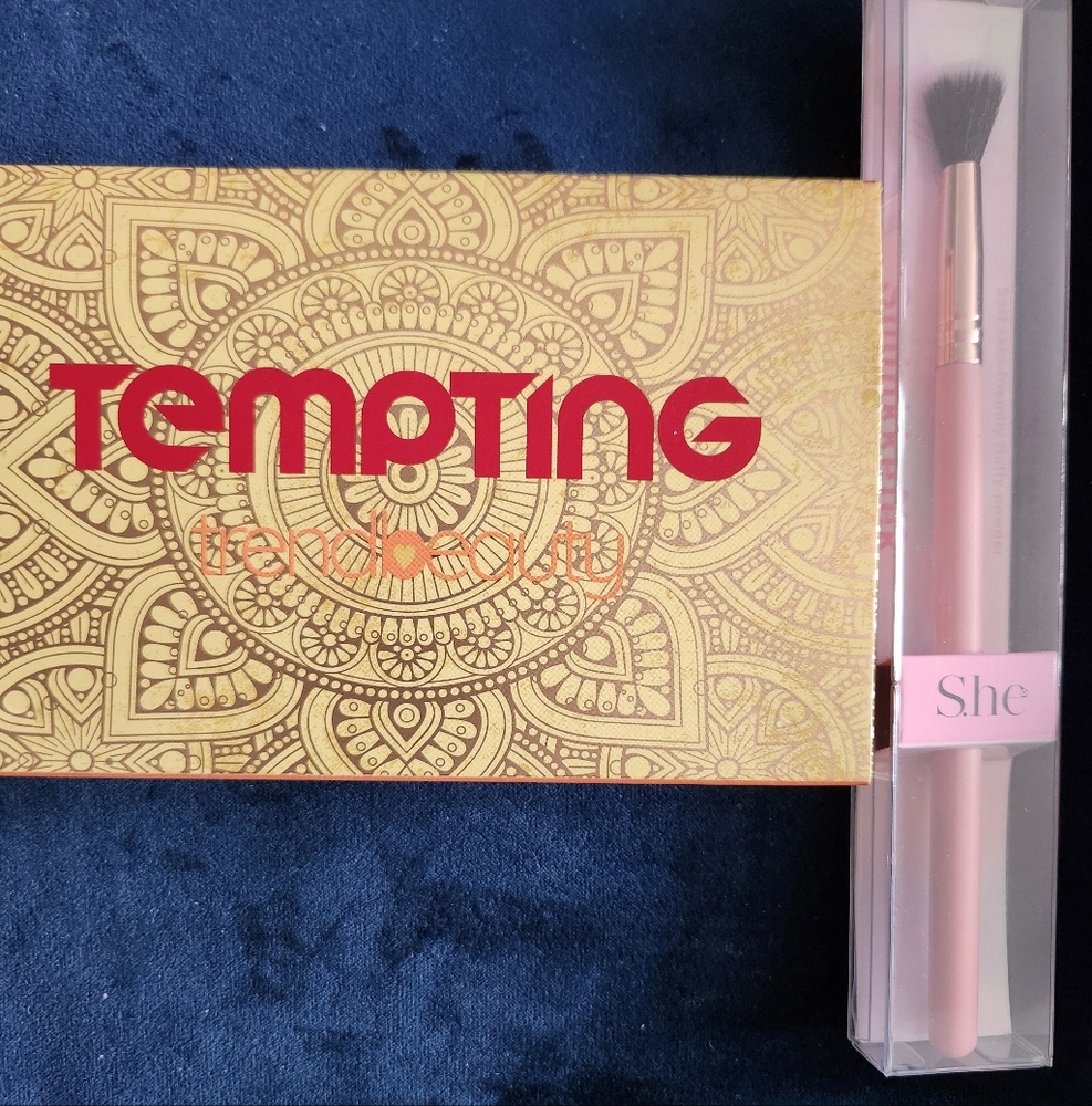 Tempting Gold Eyeshadow Palette with Pink Brush